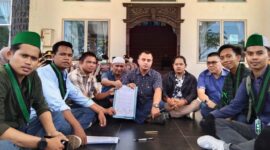 Ketua dan Anggota HMI foto bersama Para Anggota DPRD Tanjung Jabung Barat sekaligus menunjukkan press release Mahasiswa yang sudah ditandatangani. FOTO : HMI