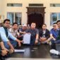 Ketua dan Anggota HMI foto bersama Para Anggota DPRD Tanjung Jabung Barat sekaligus menunjukkan press release Mahasiswa yang sudah ditandatangani. FOTO : HMI