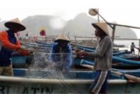 Nelayan Melakukan Aktifitas Jaring Di Laut. FOTO : Ilistrasi