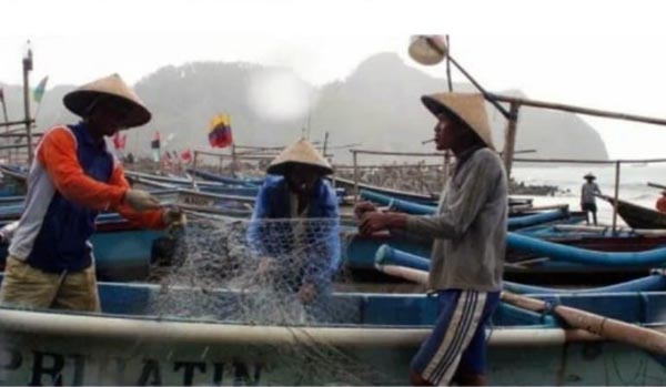 Nelayan Melakukan Aktifitas Jaring Di Laut. FOTO : Ilistrasi