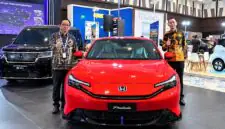 Main Dealer Honda Semarang Center berfoto bersama lini unggulan bermesin masa depan pada pembukaan ajang GIIAS Semarang 2026 di Muladi Dome. (FOTO : Dok. Honda Semarang Center)