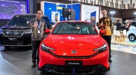 Main Dealer Honda Semarang Center berfoto bersama lini unggulan bermesin masa depan pada pembukaan ajang GIIAS Semarang 2026 di Muladi Dome. (FOTO : Dok. Honda Semarang Center)