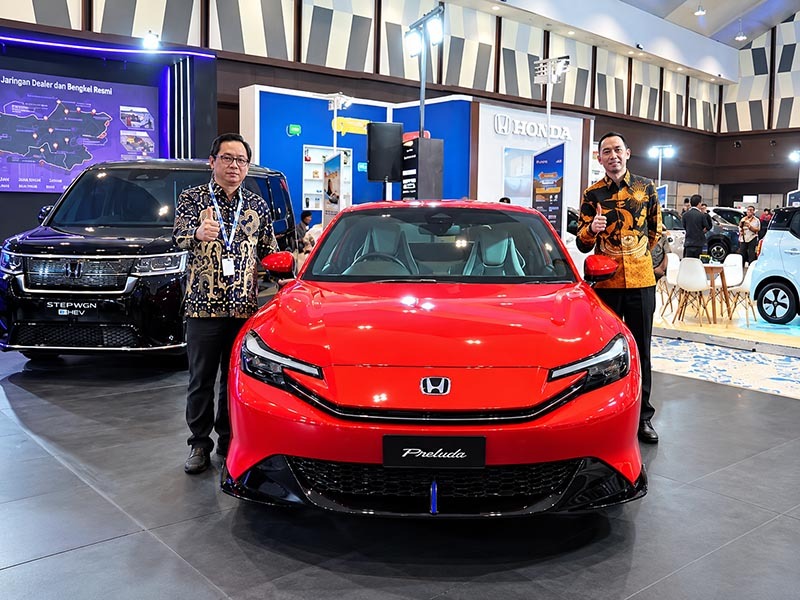 Main Dealer Honda Semarang Center berfoto bersama lini unggulan bermesin masa depan pada pembukaan ajang GIIAS Semarang 2026 di Muladi Dome. (FOTO : Dok. Honda Semarang Center)