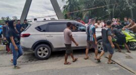 Mobil Honda BRV Tabkar Pengendara Honda PCX di Jembatan Jalan Lintas Timur Sumatera, KM 111 Kel. Rantau Badak, Kec. Muaro Papalik, Kabupaten Tanjung Jabung Barat. FOTO : Res TJB