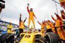 Pembalap Chip Ganassi Racing, Alex Palou, berdiri di atas mobil No. 10 bertenaga Honda miliknya untuk merayakan keberhasilannya mengunci gelar juara dunia IndyCar Series 2026 bersama krunya setelah balapan di Milwaukee Mile. (FOTO : Dok. Sagacita.id)