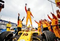 Pembalap Chip Ganassi Racing, Alex Palou, berdiri di atas mobil No. 10 bertenaga Honda miliknya untuk merayakan keberhasilannya mengunci gelar juara dunia IndyCar Series 2026 bersama krunya setelah balapan di Milwaukee Mile. (FOTO : Dok. Sagacita.id)