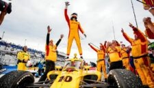 Pembalap Chip Ganassi Racing, Alex Palou, berdiri di atas mobil No. 10 bertenaga Honda miliknya untuk merayakan keberhasilannya mengunci gelar juara dunia IndyCar Series 2026 bersama krunya setelah balapan di Milwaukee Mile. (FOTO : Dok. Sagacita.id)