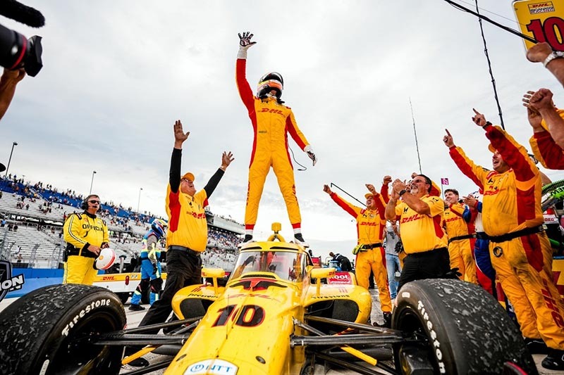 Pembalap Chip Ganassi Racing, Alex Palou, berdiri di atas mobil No. 10 bertenaga Honda miliknya untuk merayakan keberhasilannya mengunci gelar juara dunia IndyCar Series 2026 bersama krunya setelah balapan di Milwaukee Mile. (FOTO : Dok. Sagacita.id)