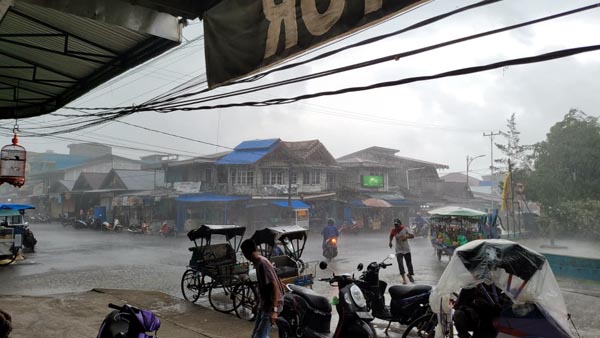 Hujan Lebat saat Mengguyur Kota Bersama Kuala Tungkal pada Rabu (8/12/21) sore sekitar pukul 14.15 WIB. FOTO : Lintastungkal