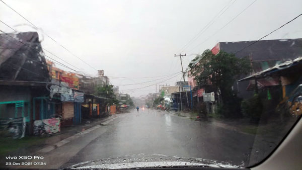 Hujan di Kota Kuala Tungkal pada Kamis (23/12/21) pagi. FOTO : Efen/LT