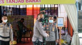 Kapolres AKBP Muharman Arta, S.IK Saat Kunjungi Pos PAM Nataru Natal di Pelabuhan Lalu Lintas Angkutan Sungai, Danau dan Penyeberangan (LLASDP), Jum'at (24/12/21). FOTO : Huamas PolresTJB
