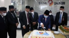Gubernur Jambi dan Wakil Gubernur Jambi didampingi Direktur Utama Bank Jambi beserta direksi lainnya Memotong Tumpeng Peringatan HUT Bank Jambi ke-59, Sabtu (8/1/22). VOVAL/IST