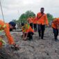 Basarnas Jambi Tanam Ratusan Bibit Mangrove Upaya Mitigasi Banjir Rob di Tanjabbar, Senin (14/2/22). FOTO : Bujang/LT