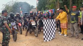 Kepala Desa Sungai Papauh Zulkifli Saat Melepas Peserta Baksos Sambil Ngetril. FOTO : Boy/LT