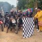 Kepala Desa Sungai Papauh Zulkifli Saat Melepas Peserta Baksos Sambil Ngetril. FOTO : Boy/LT