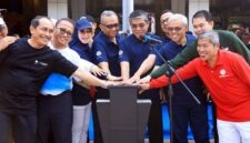 Menteri Ketenagakerjaan (Menaker) Yassierli (kelima dari kiri) bersama jajaran pejabat eselon Kementerian Ketenagakerjaan menekan tombol sirene secara bersama-sama dalam acara pembukaan Pekan Olahraga dalam rangka Hari Ulang Tahun (HUT) ke-79 Kemnaker di Jakarta, Senin (27/7/2026). (FOTO : Dok. Biro Humas Kemnaker)