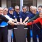 Menteri Ketenagakerjaan (Menaker) Yassierli (kelima dari kiri) bersama jajaran pejabat eselon Kementerian Ketenagakerjaan menekan tombol sirene secara bersama-sama dalam acara pembukaan Pekan Olahraga dalam rangka Hari Ulang Tahun (HUT) ke-79 Kemnaker di Jakarta, Senin (27/7/2026). (FOTO : Dok. Biro Humas Kemnaker)