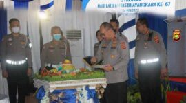 Kapolda Jambi, Irjen Pol A Rachmad Wibowo didampingi Dirlantas Polda Jambi Kombes Pol Dhafi dan Kadishub Provinsi Jambi H. Ismed Wijaya Memotong Tumpeng Acara Syukuran Hari Lalu Lintas Bhayangkara ke-67, Kamis (22/9/22). FOTO : Dhea