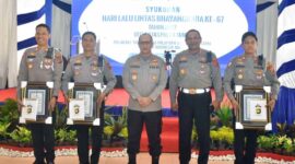 Kasat Lantas Polres Muaro Jambi AKP Angga Luvyanto, Menerima Penghargaan Juar 3 Lomba Filem Pendek Tertib Berlalu Lintas dari Kapolda Jambi Irjen Pol.A Rachmad Wibowo di acara syukuran Hari Lalu Lintas Bhayangkara ke 67 di Mapolda Jambi, Kamis (22/9/22). FOTO : Humas PMJ