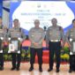 Kasat Lantas Polres Muaro Jambi AKP Angga Luvyanto, Menerima Penghargaan Juar 3 Lomba Filem Pendek Tertib Berlalu Lintas dari Kapolda Jambi Irjen Pol.A Rachmad Wibowo di acara syukuran Hari Lalu Lintas Bhayangkara ke 67 di Mapolda Jambi, Kamis (22/9/22). FOTO : Humas PMJ