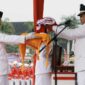 Bupati Tanjung Jabung Barat Drs H Anwar Sadat, M. Ag menyerahkan Duplikat Bendera Merah Putih untuk dikibarkan, Kamis (17/8/23). FOTO : FM
