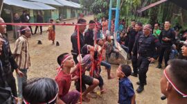 Sejumlah Anak Warga SAD Merangin Mengikuti Lomba Makan Kerupuk. FOTO : Dhea