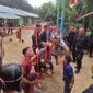 Sejumlah Anak Warga SAD Merangin Mengikuti Lomba Makan Kerupuk. FOTO : Dhea