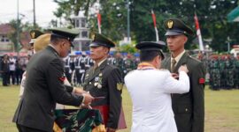 Gubernur Jambi Al Haris Sebagai Inspektur Upacara Peringatan HUT Ke-77 TNI lapangan Makorem Gapu, Rabu (5/10/22). FOTO : Dhea