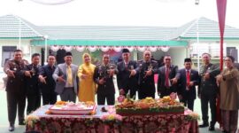 Dandim 0419/Tanjab Letkol Kav Muslim Rahim T, Kasdim Kapten Inf Marlianus Pasae dan Istri, foto bersama Sekda, serta unsur Forkopimda Tanjab Barat dan Tanjab Timur. FOTO : Bas/LT