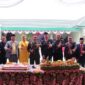 Dandim 0419/Tanjab Letkol Kav Muslim Rahim T, Kasdim Kapten Inf Marlianus Pasae dan Istri, foto bersama Sekda, serta unsur Forkopimda Tanjab Barat dan Tanjab Timur. FOTO : Bas/LT