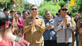 Pjs Bupati Toba Ajak Masyarakat Wujudkan Pilkada Damai dan Berkualitas pada Acara Peluncuran Huta Pengawasan Partisipatif. [FOTO : Gunawan Hutajulu]