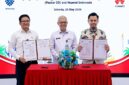 Kepala Pusat Pasar Kerja Kemnaker R. Nurhidajat, Sekretaris Jenderal Kemnaker Cris Kuntadi, dan Direktur SDM Huawei Indonesia Andhi Mufti menunjukkan berkas Nota Kesepahaman (MoU) yang telah ditandatangani di Jakarta, Selasa (26/5/2026). Kemitraan strategis ini fokus pada pengembangan kualitas SDM, pelatihan vokasi, serta penguatan program magang nasional berbasis teknologi digital. (Foto: Dok. Kemnaker)