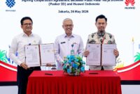 Kepala Pusat Pasar Kerja Kemnaker R. Nurhidajat, Sekretaris Jenderal Kemnaker Cris Kuntadi, dan Direktur SDM Huawei Indonesia Andhi Mufti menunjukkan berkas Nota Kesepahaman (MoU) yang telah ditandatangani di Jakarta, Selasa (26/5/2026). Kemitraan strategis ini fokus pada pengembangan kualitas SDM, pelatihan vokasi, serta penguatan program magang nasional berbasis teknologi digital. (Foto: Dok. Kemnaker)