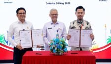 Kepala Pusat Pasar Kerja Kemnaker R. Nurhidajat, Sekretaris Jenderal Kemnaker Cris Kuntadi, dan Direktur SDM Huawei Indonesia Andhi Mufti menunjukkan berkas Nota Kesepahaman (MoU) yang telah ditandatangani di Jakarta, Selasa (26/5/2026). Kemitraan strategis ini fokus pada pengembangan kualitas SDM, pelatihan vokasi, serta penguatan program magang nasional berbasis teknologi digital. (Foto: Dok. Kemnaker)