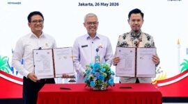 Kepala Pusat Pasar Kerja Kemnaker R. Nurhidajat, Sekretaris Jenderal Kemnaker Cris Kuntadi, dan Direktur SDM Huawei Indonesia Andhi Mufti menunjukkan berkas Nota Kesepahaman (MoU) yang telah ditandatangani di Jakarta, Selasa (26/5/2026). Kemitraan strategis ini fokus pada pengembangan kualitas SDM, pelatihan vokasi, serta penguatan program magang nasional berbasis teknologi digital. (Foto: Dok. Kemnaker)