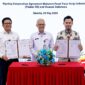 Kepala Pusat Pasar Kerja Kemnaker R. Nurhidajat, Sekretaris Jenderal Kemnaker Cris Kuntadi, dan Direktur SDM Huawei Indonesia Andhi Mufti menunjukkan berkas Nota Kesepahaman (MoU) yang telah ditandatangani di Jakarta, Selasa (26/5/2026). Kemitraan strategis ini fokus pada pengembangan kualitas SDM, pelatihan vokasi, serta penguatan program magang nasional berbasis teknologi digital. (Foto: Dok. Kemnaker)