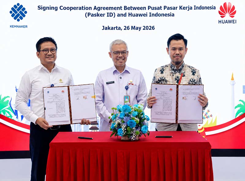 Kepala Pusat Pasar Kerja Kemnaker R. Nurhidajat, Sekretaris Jenderal Kemnaker Cris Kuntadi, dan Direktur SDM Huawei Indonesia Andhi Mufti menunjukkan berkas Nota Kesepahaman (MoU) yang telah ditandatangani di Jakarta, Selasa (26/5/2026). Kemitraan strategis ini fokus pada pengembangan kualitas SDM, pelatihan vokasi, serta penguatan program magang nasional berbasis teknologi digital. (Foto: Dok. Kemnaker)