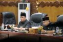 Ketua DPRD Kabupaten Tanjung Jabung Barat, Hamdani, S.E. (kiri), bersama Wakil Bupati Tanjab Barat, Dr. H. Katamso, SA, S.E., M.E. (kanan), saat memimpin dan mengikuti jalannya Rapat Paripurna Kedua di Ruang Rapat Paripurna DPRD. (FOTO : Dok. Prokopim)