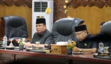 Ketua DPRD Kabupaten Tanjung Jabung Barat, Hamdani, S.E. (kiri), bersama Wakil Bupati Tanjab Barat, Dr. H. Katamso, SA, S.E., M.E. (kanan), saat memimpin dan mengikuti jalannya Rapat Paripurna Kedua di Ruang Rapat Paripurna DPRD. (FOTO : Dok. Prokopim)