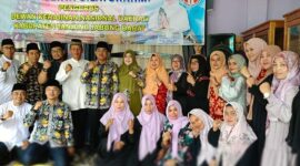H. Anwar Sadat didampingi Ketua Dekranasda Tanjab Barat Hj Fadhilah Sadat beserta pengurus foto bersama. FOTO : Ist
