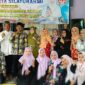 H. Anwar Sadat didampingi Ketua Dekranasda Tanjab Barat Hj Fadhilah Sadat beserta pengurus foto bersama. FOTO : Ist