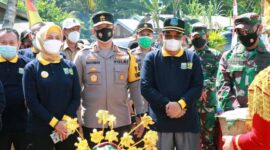FOTO :  Bupati Tanjung Jabung Barat H Anwar Sadat, M.Ag saat mendampingi Pj Gubernur Jambi pada Peringatan Hari Air Sedunia Ke-29 Di Desa Suban Kecamatan Batang Asam, Senin (05/04/21)