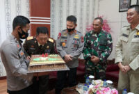 FOTO : Danrem 042/Gapu Brigjen TNI M. Zulkifli, Kapolda Jambi Irjen Pol Firman Shantyabudi dan Kalak BPBD Prov Jambi Bachyuni Deliansyah memberikan ucapan selamat Hari Bhakti Adhyaksa ke 60 di Kantor Kajati Jambi, Rabu (22/07/20)