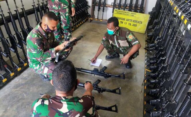 FOTO : Denpal II/2/Jambi Melaksanakan Pengecekan dan Perawatan Kendaraan Dinas TNI dan Senjata di Lapangan Apel Makorem 042/Gapu, Selasa (15/12/20).