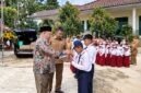 Wakil Ketua II DPRD Kabupaten Tanjung Jabung Barat, Hasan Basyri Harahap (kiri depan), memberikan bantuan secara simbolis kepada siswa saat mengunjungi SMP 34 dan SD 173 Terjun Jaya, Senin (7/9/2026). (FOTO : Dok. HUMAS)