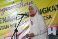 FOTO : Hj. Ratu Munawaroh Zulkifli pada Acara Mengukuhkan Tim Pemenangan CE-Ratu di Kelurahan Teluk, Kecamatan Pengabuan dan Kecamatan Senyerang, Jumat (18/09/20).