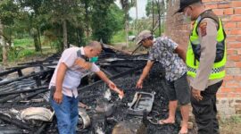 Personel Polsek Betara didampingi Korban melakukan olah Tempat Kejadian Perkara. [FOTO : Polsek Betara]