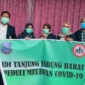 FOTO : Ketua dan Anggota Ikatan Dokter Indoensia (IDI) Cabang Kabupaten Tanjung Jabung Barat Saat Melakukan Aksi Sosial IDI Peduli Membagikan Sembako dan Masker Gratis kepada Masyarakat Kota Kuala Tungkal, Jumat (10/04/20).