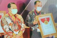 FOTO : Wakil Bupati Tanjab Barat Drs. H. Amir Sakib Saat Menerima Penghargaan Innovative Government Award 2020 dari Mendagri di Hotel Sultan Jakarta, Jumat (18/12/20).