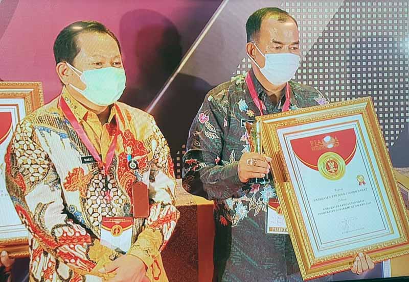 FOTO : Wakil Bupati Tanjab Barat Drs. H. Amir Sakib Saat Menerima Penghargaan Innovative Government Award 2020 dari Mendagri di Hotel Sultan Jakarta, Jumat (18/12/20).